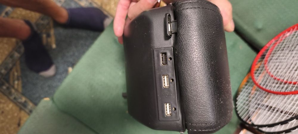 Vând cotieră auto cu usb