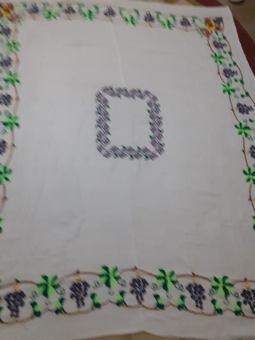 Fata de masa cusută manual