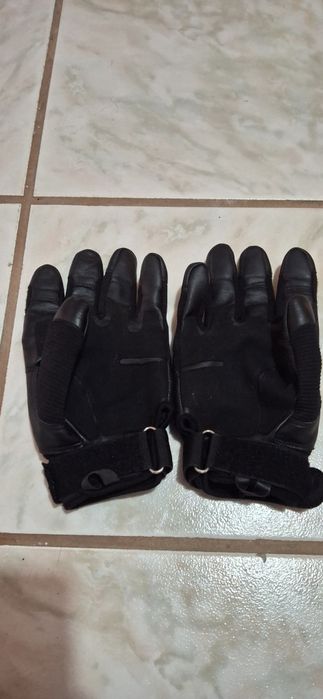 Mănuși moto – mărimea M – negre, cu protecții