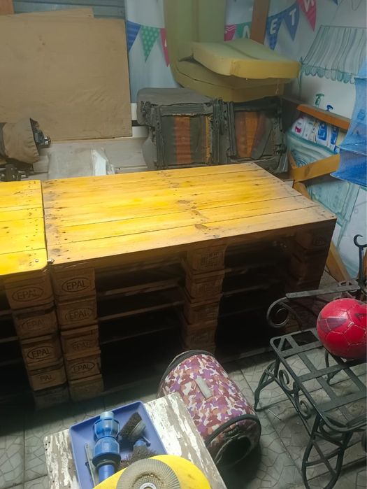 Продам два стола из паллет.