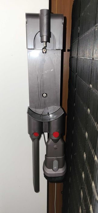 DYSON V8 aspirator cu accesori prindere perete incarcator fuctional