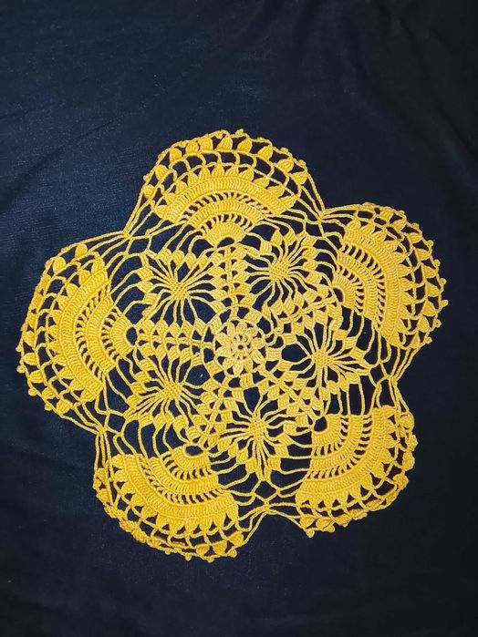 Покривки и подложки, плетени на една кука.