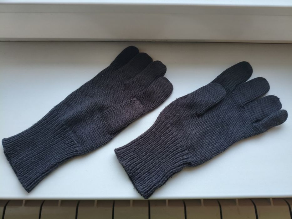 Серые вязаные перчатки