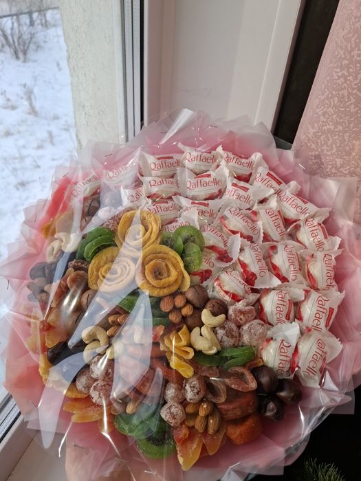 Букеты и корзины из сухофруктов и орехов.