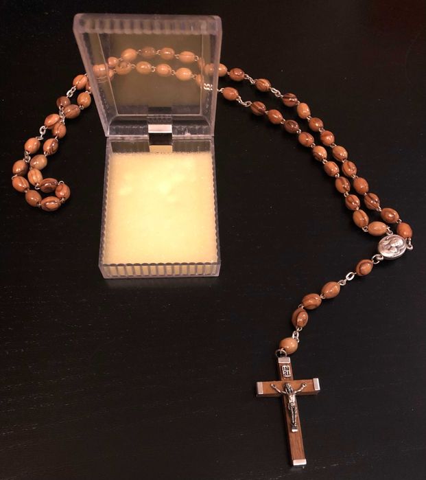 Продавам божигробски броеници и кръстчета