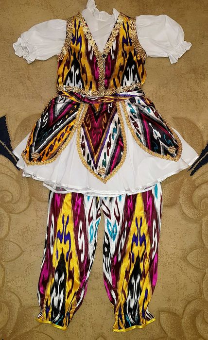 Продаю костюмы нарядные для девочки б/у в отличном состоянии.