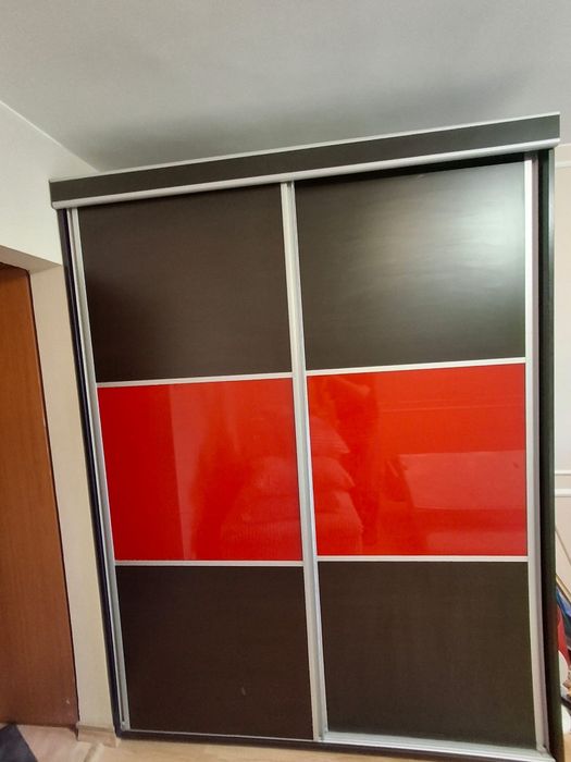 Sifonier negru cu rosu