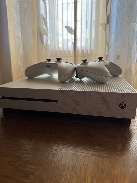 Vand xbox one s, 500gb, 2 controllere