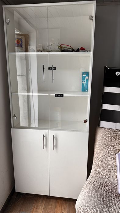 шкаф витрина стекляный