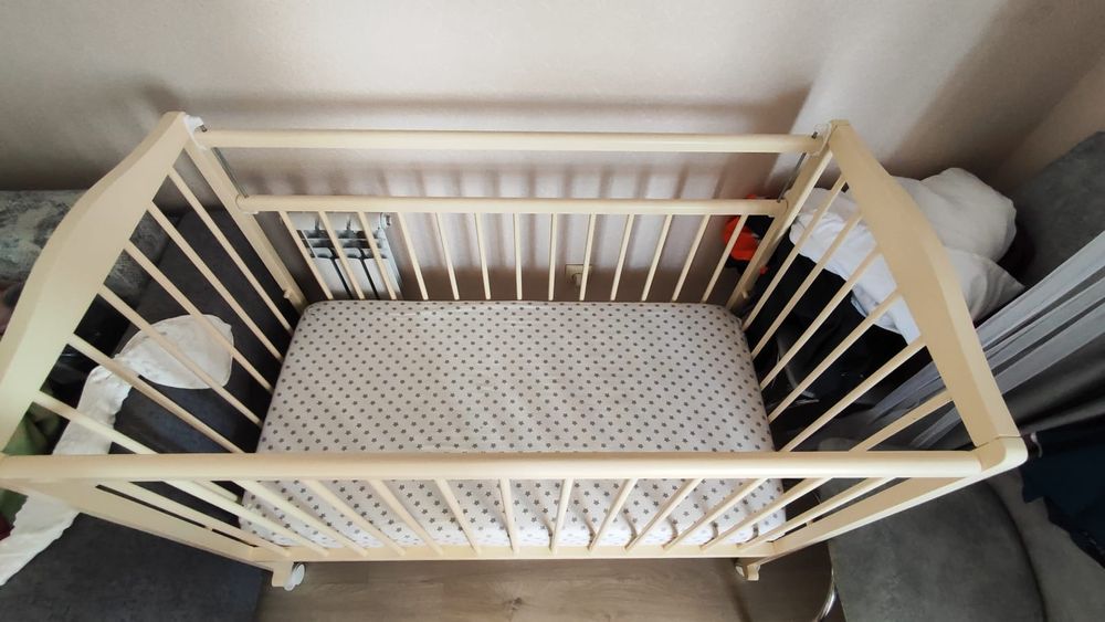 Детская кроватка с матрасом