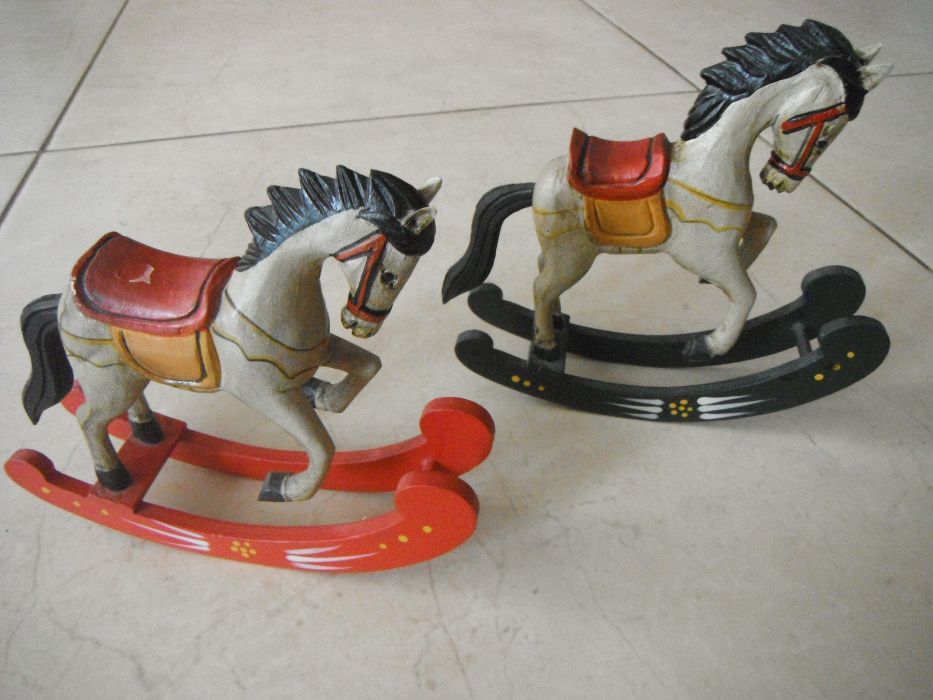 Коне - ръчно изработени фигури