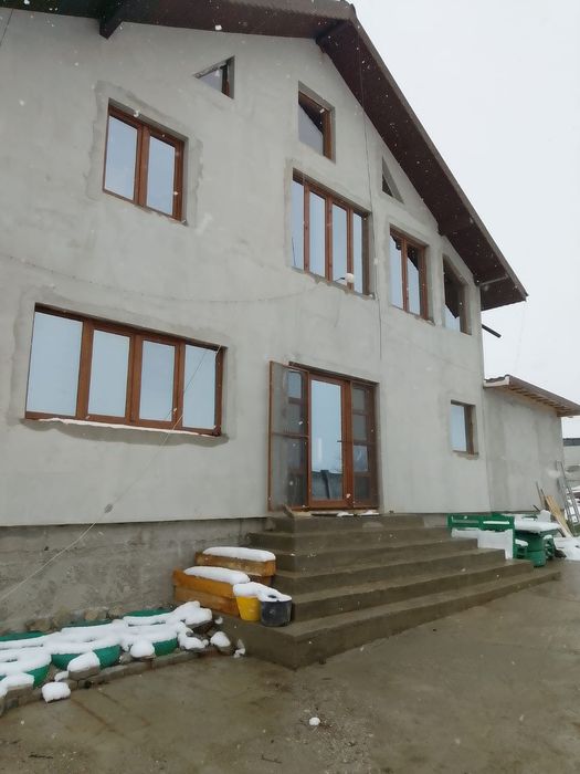 Vând  casă si hală sau separat