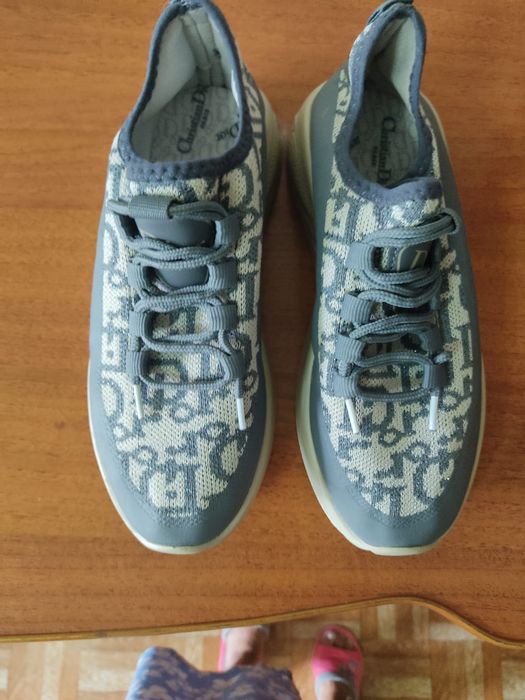 Продам НОВЫЕ женские  кроссовки