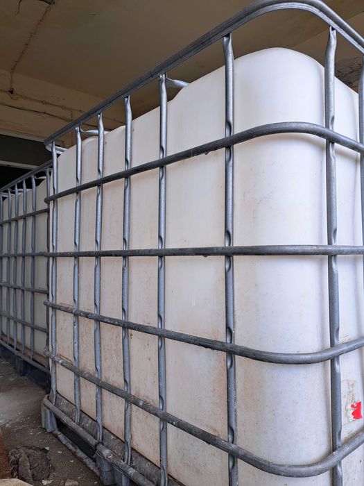 Еднотонни пластмасови бидони