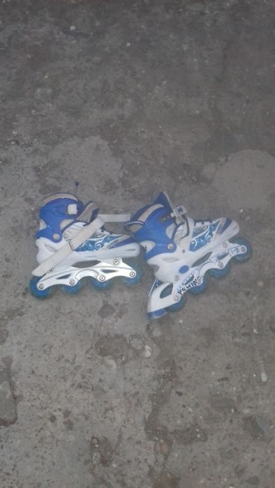 vînd 1 pereche role băieți se pot lungi pînă la mărimea 37
