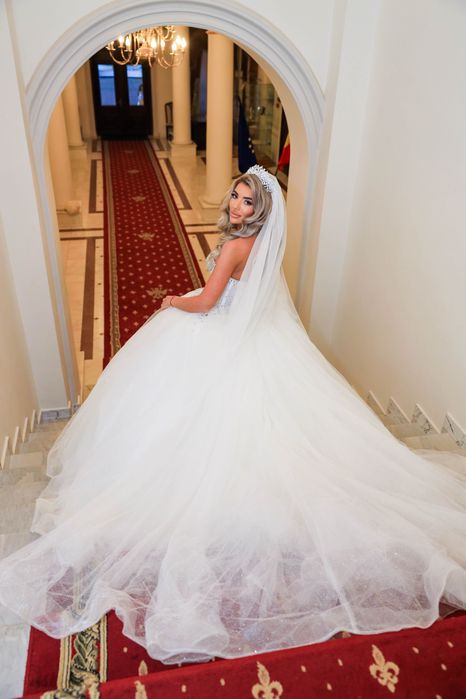 Rochie de mireasă , voal , și diademă