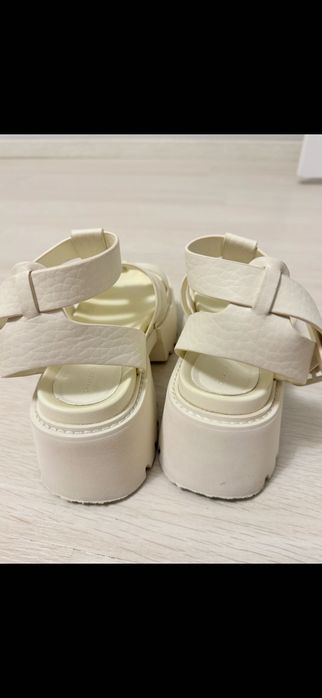 Босоножки женские Charles&Keith