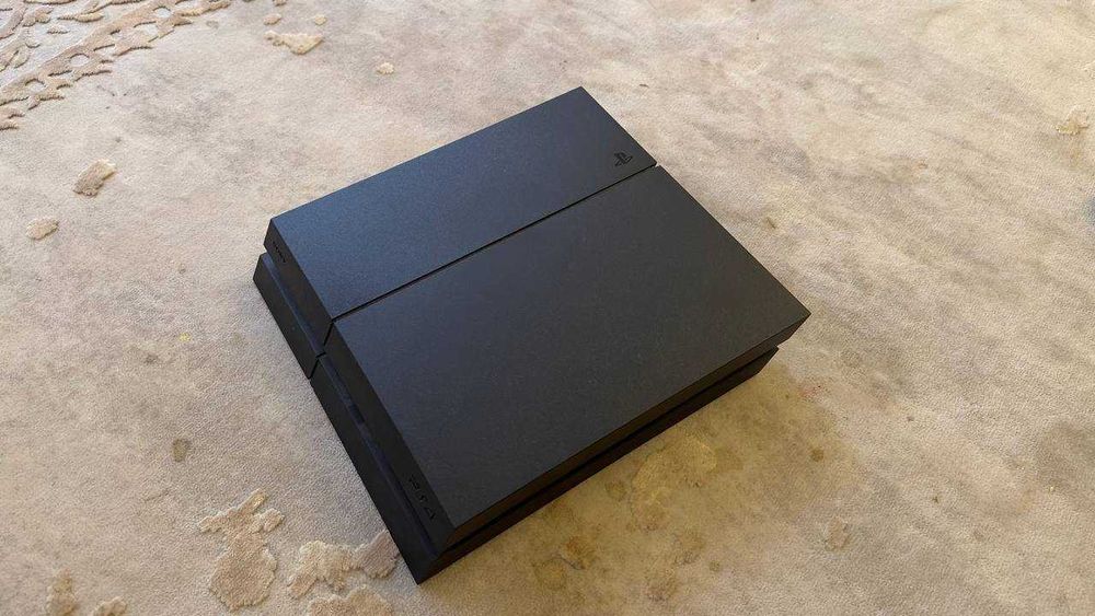 PlayStation 4 (400 GB) + 9 дисков с играми