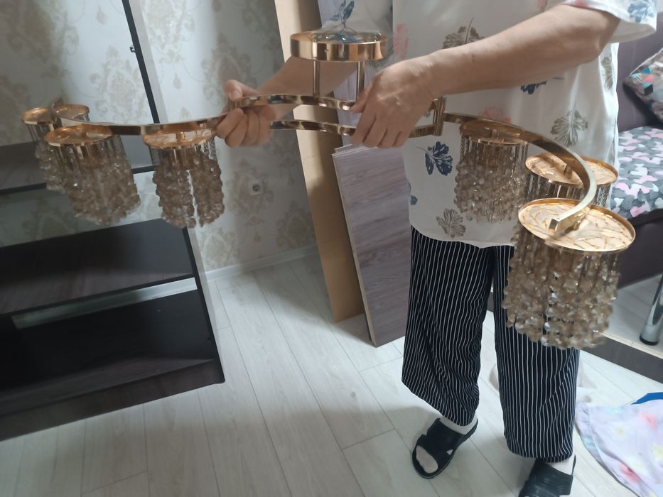 Продам люстру. Б/у
