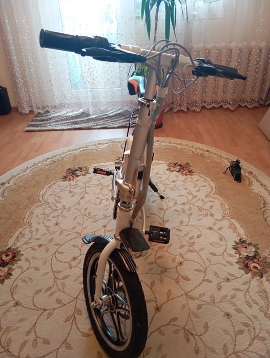 Vând bicicleta electrica pliabila