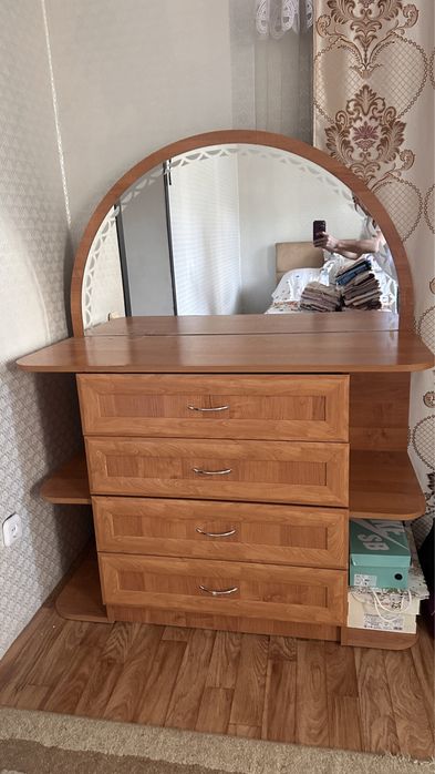 Продам комод с зеркалом