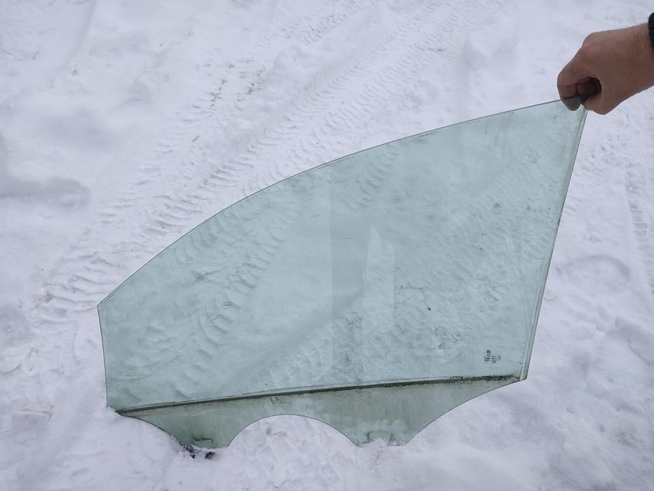 Переднее правое стекло, опускное