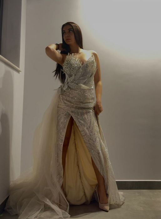 Бежова бална рокля с камъни