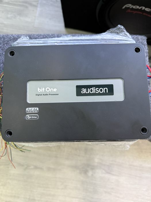 Подаю процессор Audison Bit One