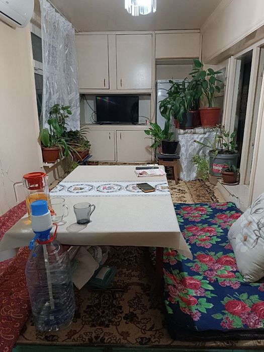 5 etajli dom 2 etajida 3 xonali uy sotiladi xonalari alohida alohida