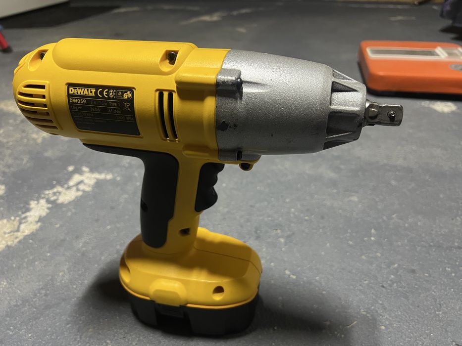 Vând impact dewalt 18 v