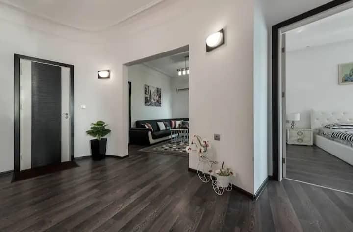 Дава се под наем Тристаен апартамент в Варна, Център - 110 кв.м за 1000 € - Снимка #2