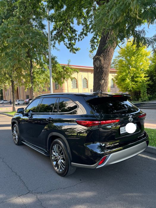 Toyota Highlander Limited E - Four Hybrid
