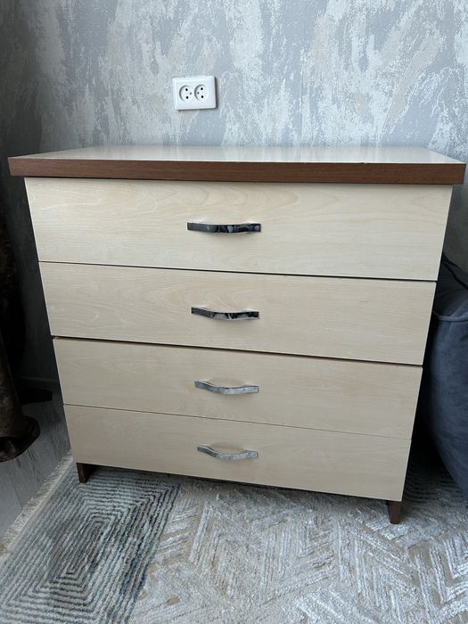 Продам комод  и две тумбочки