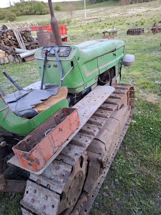 Vând plug trei brazde și tractor pe senile SV 445