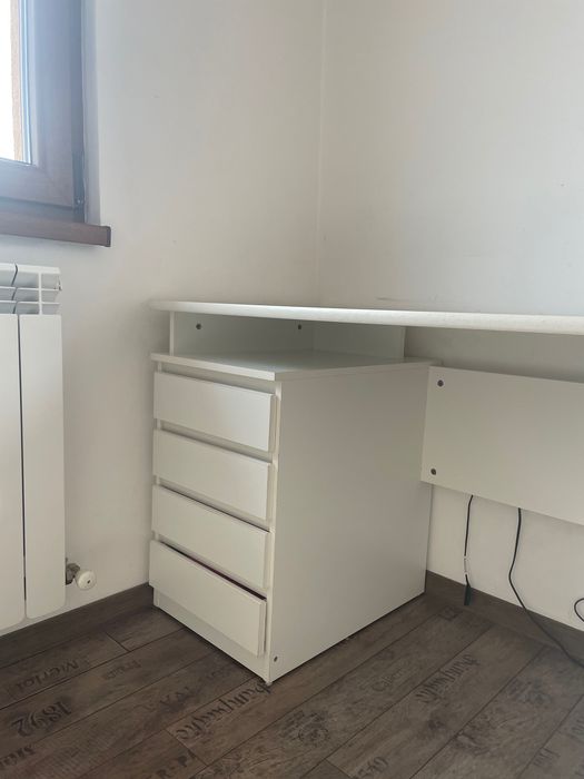 Бюро и регулиращ се стол