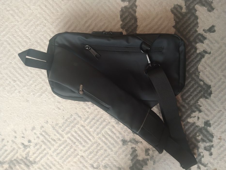 Барсетка черная.