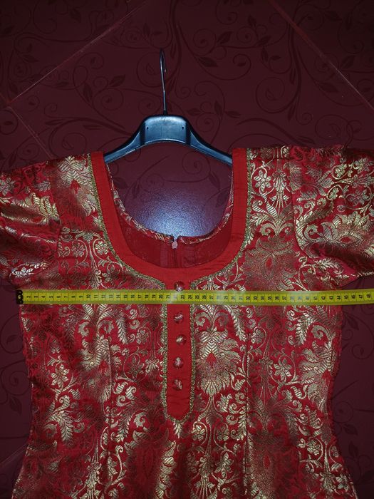 Tunică elegantă brocart roșie cu model auriu