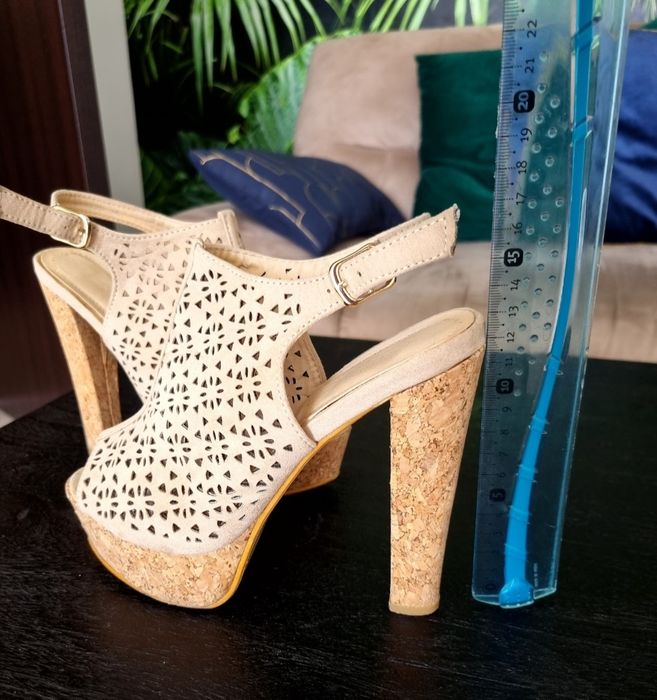 Sandale cu toc gros și platforma