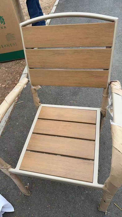 Столове и маси от WPC и алуминий – здрави, елегантни и бюджетни