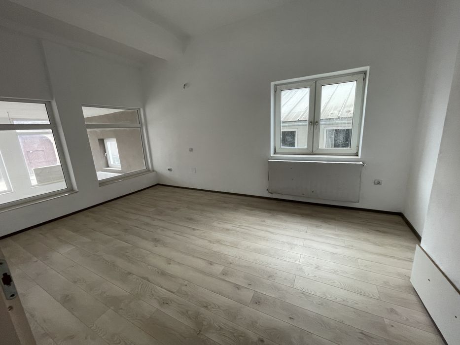 Apartamente cu spatiu comercial