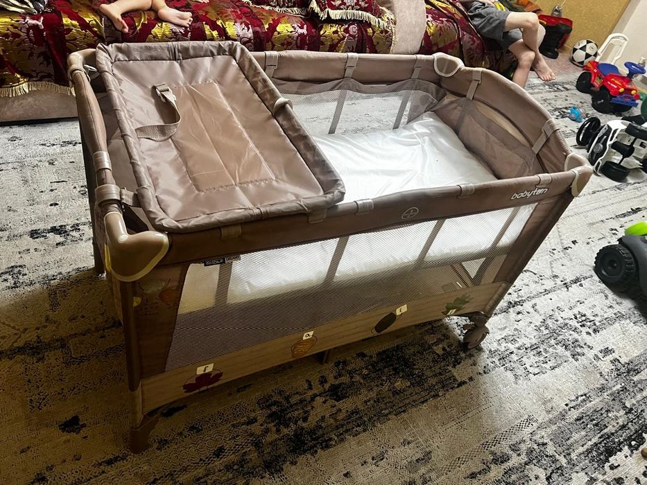 Детская кроватка - манеж