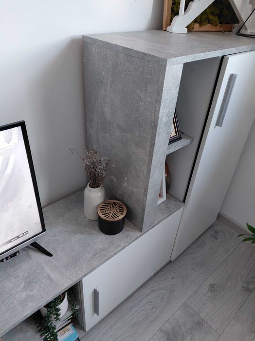 Living alb cu gri beton negociabil