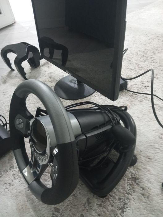 Монитор с игровым рульом новый