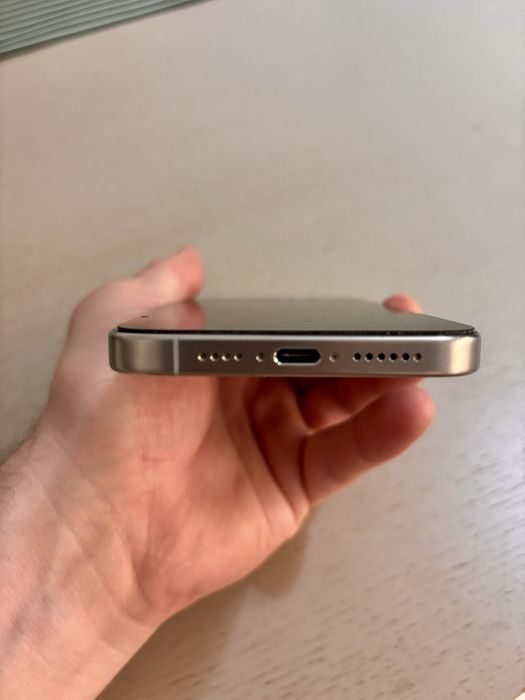 Vând iPhone 15 Pro Max 256 GB, culoare White Titanium