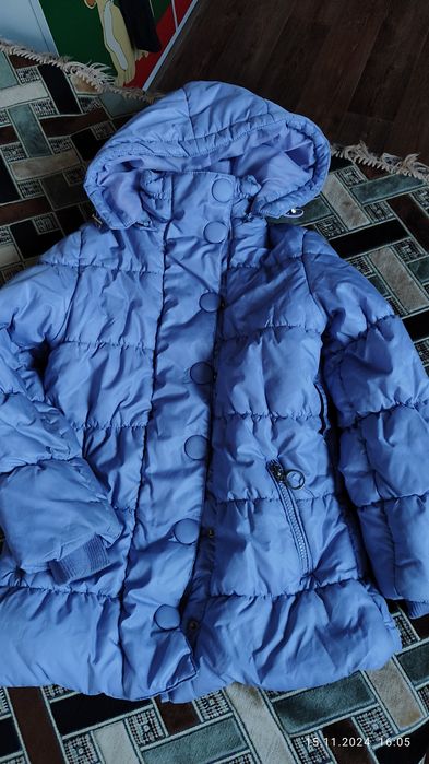 Зимние комбинезоны и куртки.