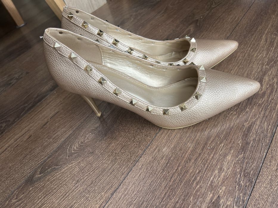 Продавам нови златисти обувки