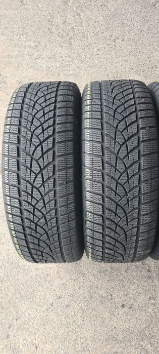 4 anvelope iarna Goodyear,fata 235/55/19,spate 255/50/19.Pret/bucata