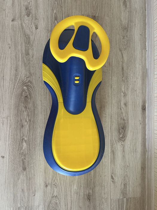 две машинки для катания детей