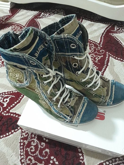 Baland poshnalik oyoq kiyim uskiy kiyinishni yoqtiradigan qizlar maxsu