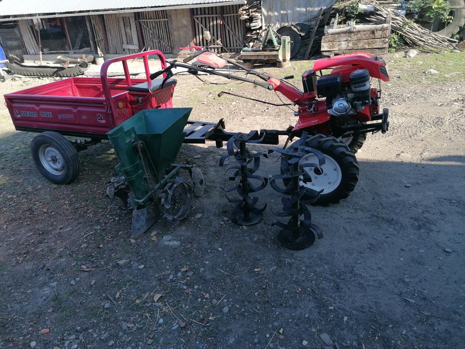 Vând motocultor 15cp cu freze și mașina de pus cartofi